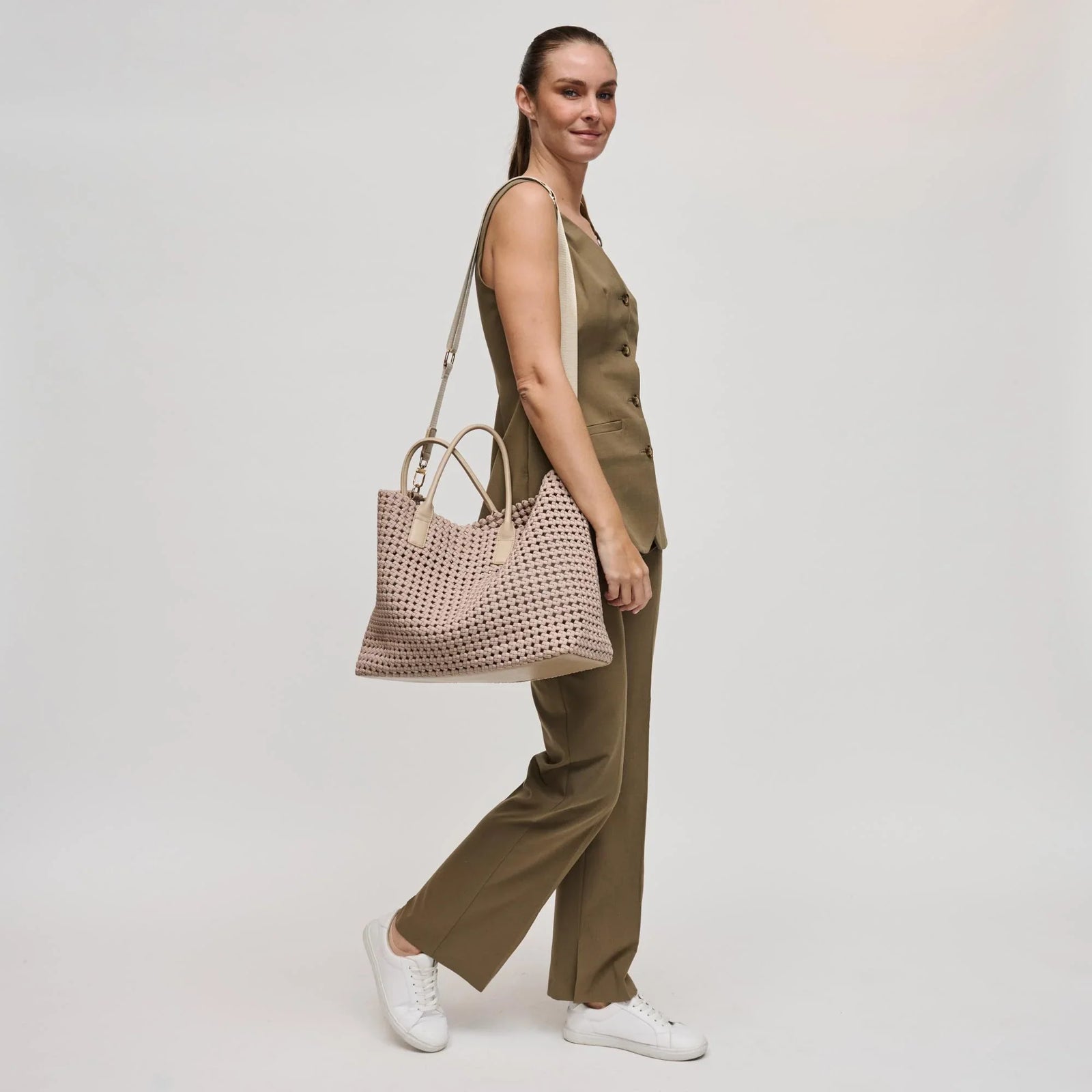 Woman with a cute summer handbag in nude color