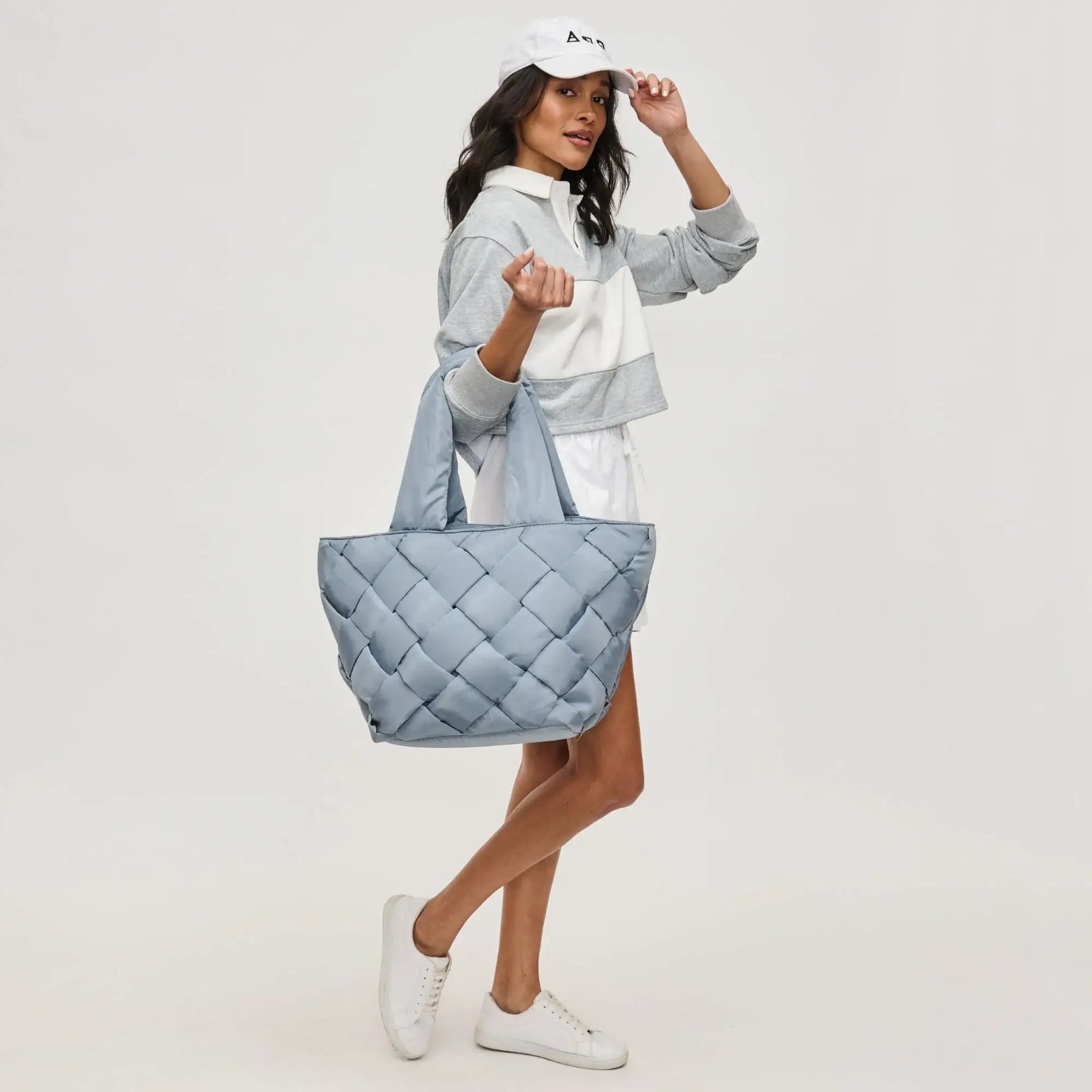 Woman with a sky blue bag, this year’s spring handbag trend